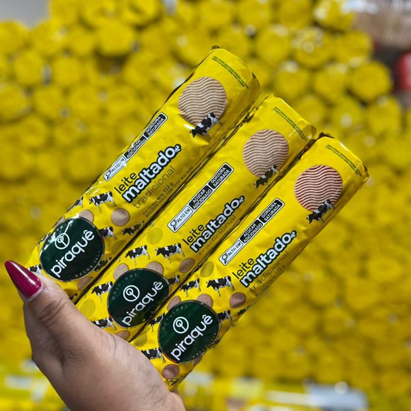 Biscoitos maltados clássicos na prateleira amarela da loja
