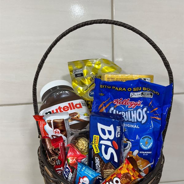 Cesta montada com chocolates e biscoitos variados