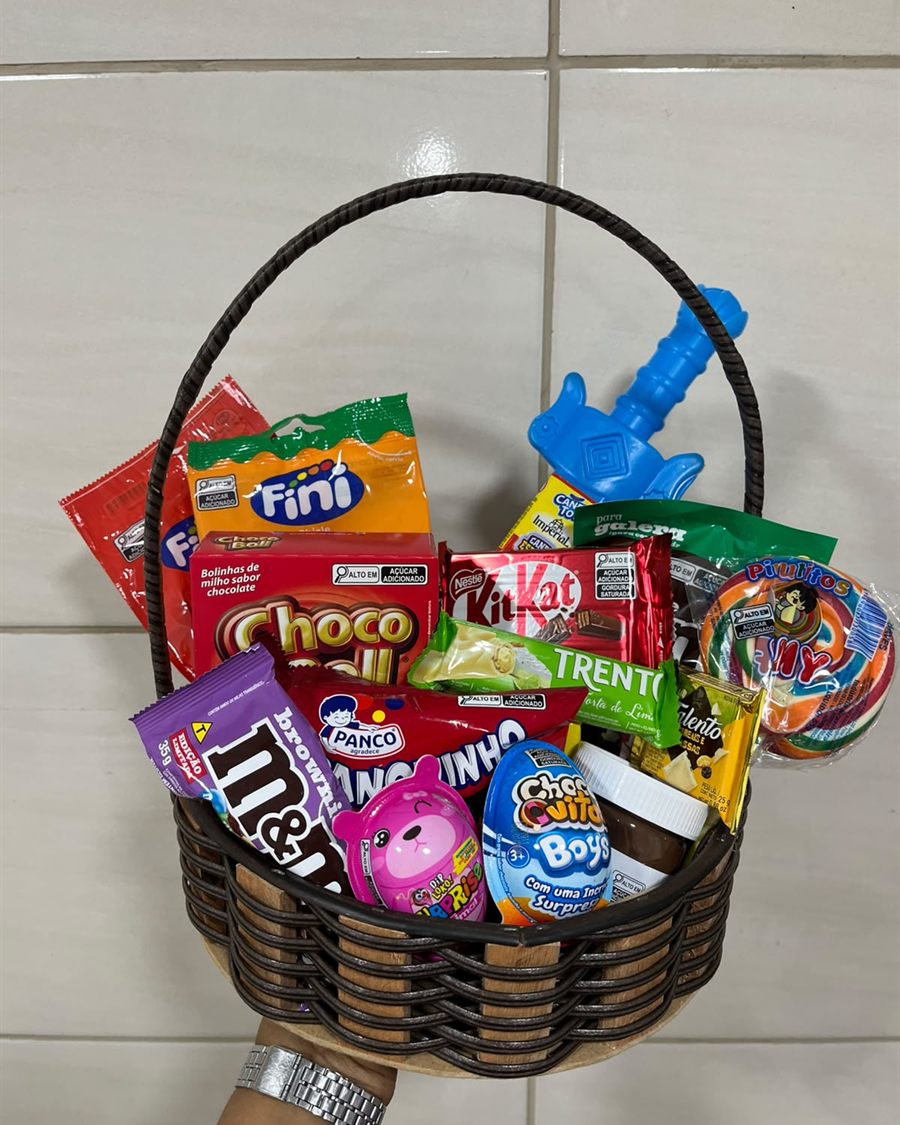 Cesta do Biscoitão cheia de doces variados