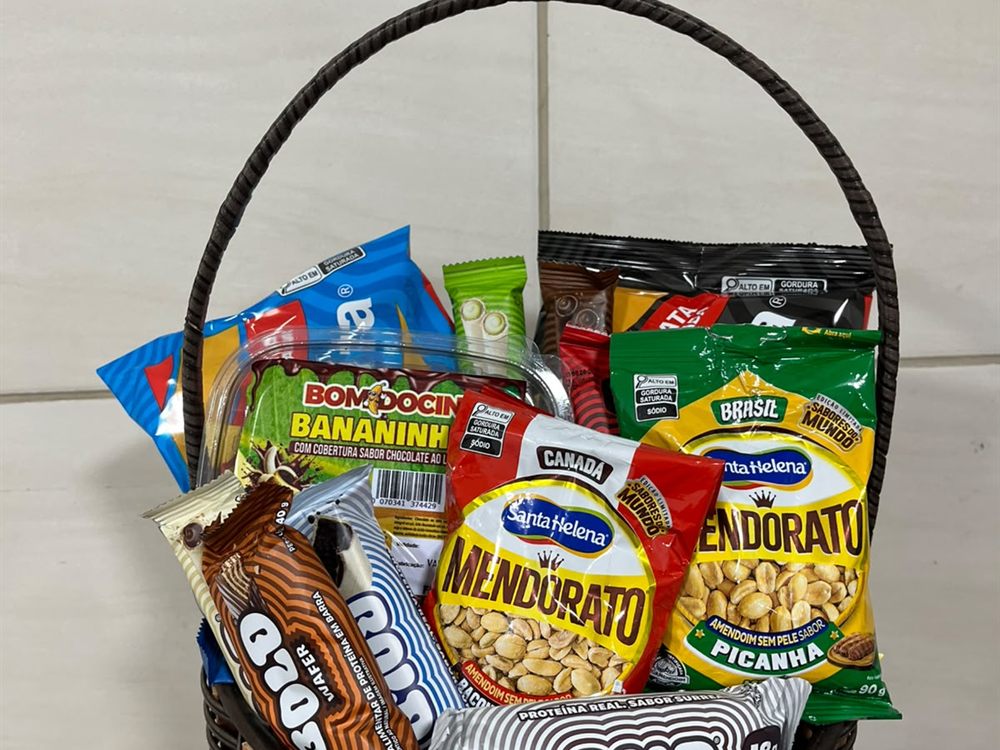 Cesta personalizada montada com doces e salgadinhos variados